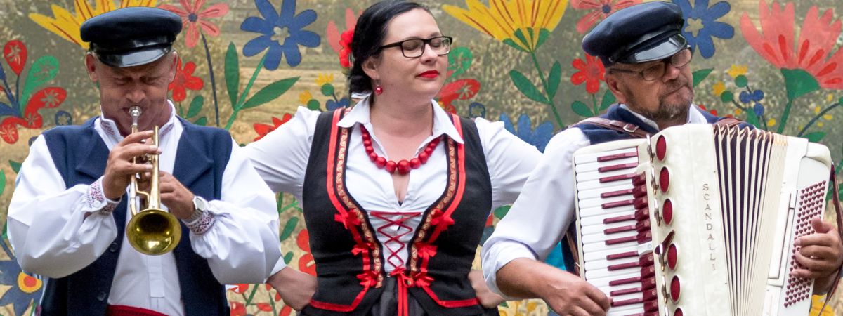 I Przegląd Kapel Ludowych „GŁOS SPOD GÓR ŚWIĘTOKRZYSKICH” w zagrodzie Czernikiewiczów