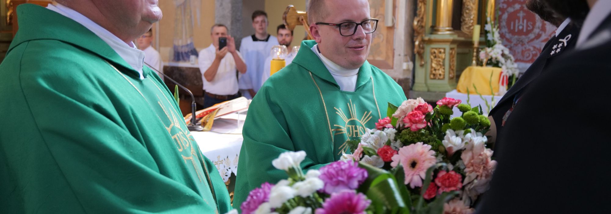 Uroczyste pożegnanie księży w parafii we Wzdole Rządowym. Wierni podziękowali za lata posługi